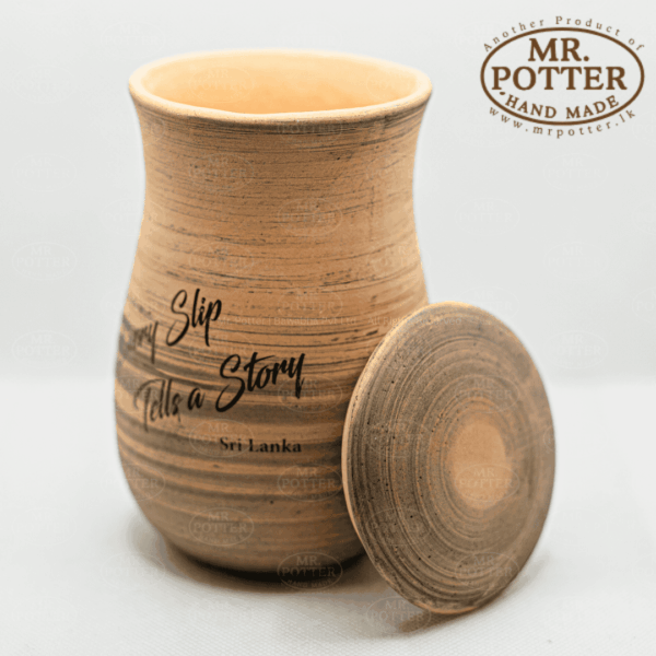 A陶瓷手工制作的Sri Lanka纪念杯，带有木纹效果和“Tell a Story”字样.